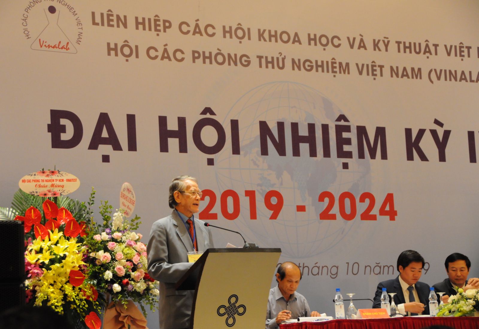 ​​​​​​​Ông Hoàng Văn Lai, Q. Chủ tịch VinaLAB trình bày báo cáo tổng kết tại Đại hội.