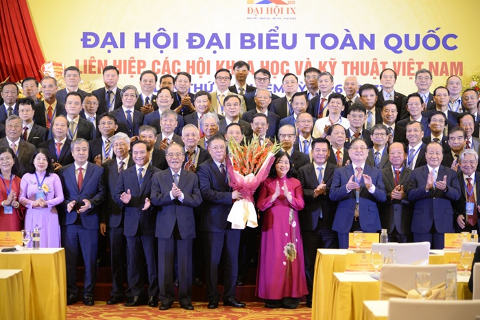 Tập thể Ban Chấp hành khóa IX cùng GS.VS. TKHS Đặng Vũ Minh, Chủ tịch Danh dự Liên hiệp các Hội KH&KT Việt Nam khóa IX ra mắt Đại hội.