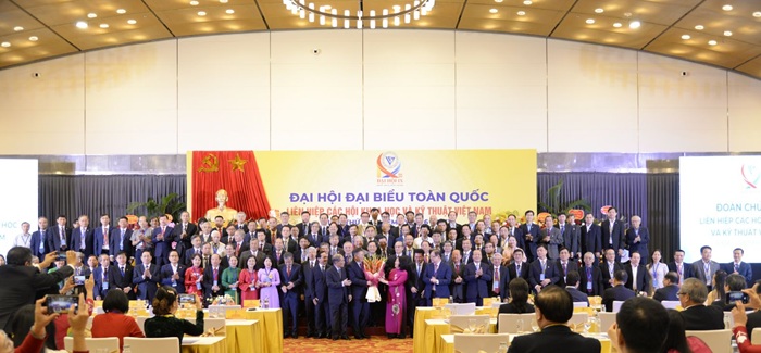 Tập thể Ban Chấp hành khóa IX cùng GS.VS. TKHS Đặng Vũ Minh, Chủ tịch Danh dự Liên hiệp các Hội KH&KT Việt Nam khóa IX ra mắt Đại hội.