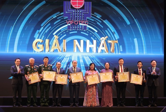 Phó Thủ tướng Chính phủ Trần Lưu Quang và Chủ tịch Liên hiệp các Hội Khoa học và Kỹ thuật Việt Nam Phan Xuân Dũng trao Bằng khen cho các tác giả, đại diện nhóm tác giả công trình đoạt Giải Nhất.