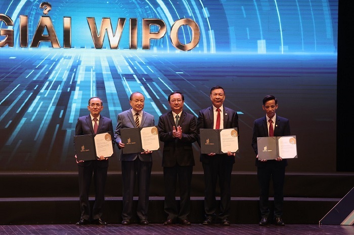 Bộ trưởng Bộ KH&CN Huỳnh Thành Đạt trao chứng nhận Giải thưởng WIPO 2023 của Tổ chức Sở hữu trí tuệ thế giới cho 2 công trình xuất sắc.