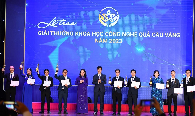 Phó Chủ tịch nước Võ Thị Ánh Xuân và Bí thư thứ nhất TƯ Đoàn Bùi Quang Huy trao Giải thưởng KHCN Quả cầu vàng năm 2023 cho 10 tài năng trẻ xuất sắc.