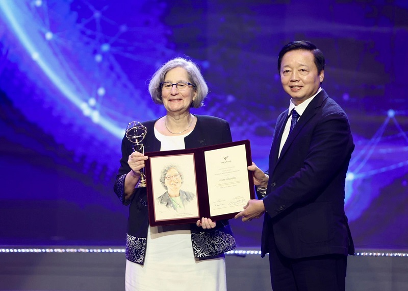 Phó thủ tướng Trần Hồng Hà trao giải đặc biệt VinFuture 2023 dành cho nhà khoa học nữ cho GS Susan Solomon (Mỹ) 