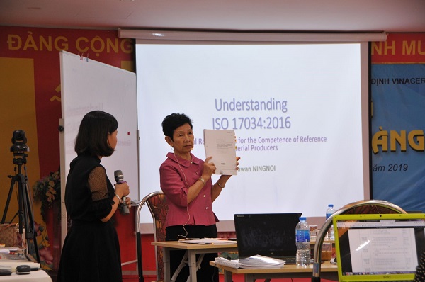 Giảng viên Tipawan Ningnoi thực hiện khóa đào tạo nhận thức chung về ISO 17043:2016. Ảnh: Vũ Hải