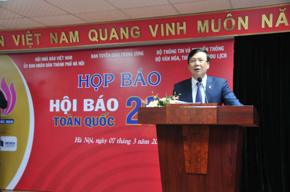 Ông Hồ Quang Lợi - Phó Chủ tịch thường trực Hội Nhà báo phát biểu tại Họp báo