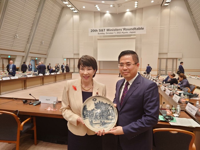 Thứ trưởng Nguyễn Hoàng Giang tặng quà lưu niệm Bộ trưởng Nội các Nhật Bản về Chính sách KH&CN Takaichi Sanae.