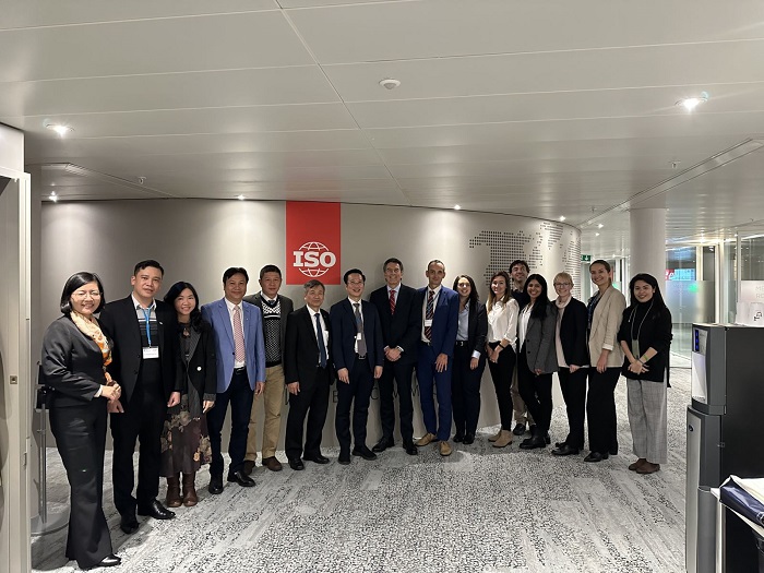 Đoàn Việt Nam tại trụ sở ISO ở Geneva, Thụy Sĩ. 
