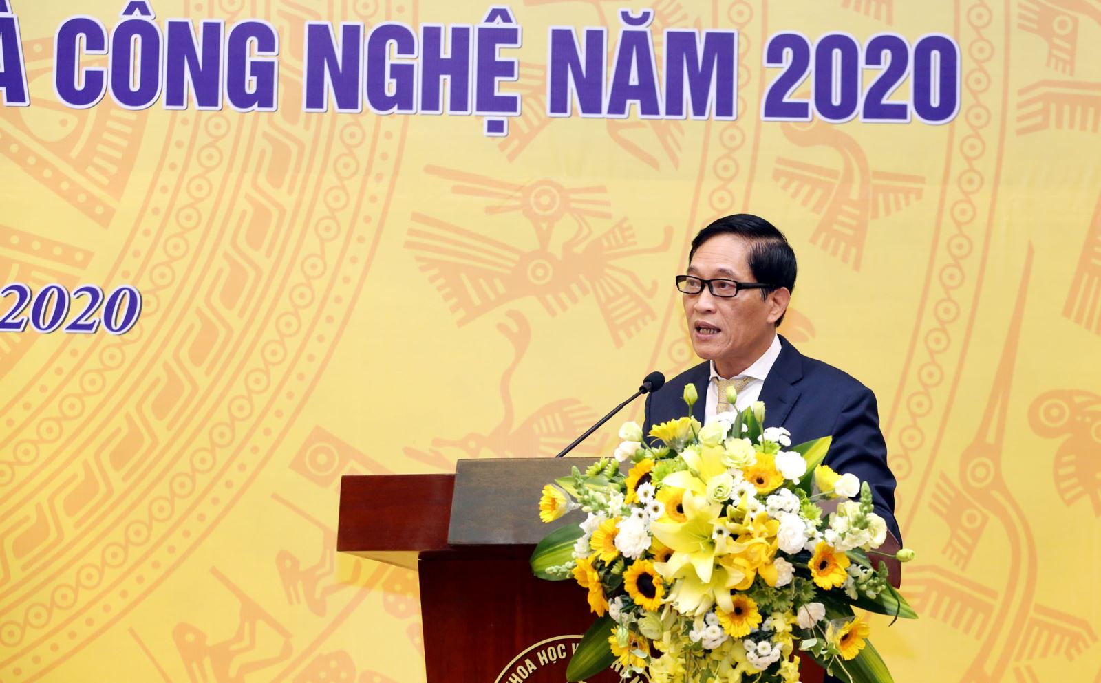 Thứ trưởng Bộ KH&CN Trần Văn Tùng báo cáo tại hội nghị