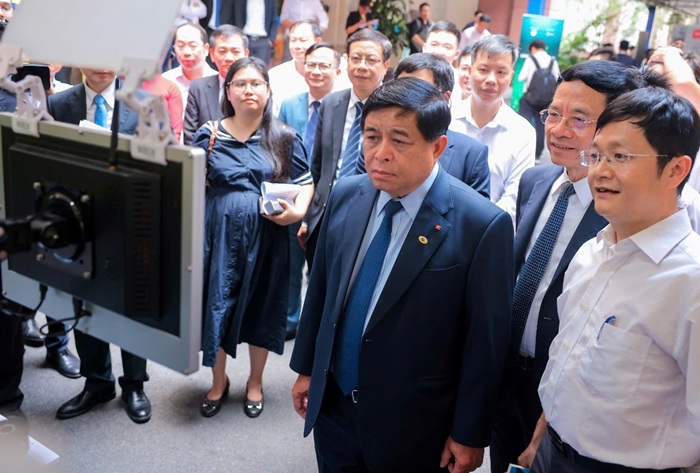 Các đại biểu tham quan Triển lãm thành tựu KH&CN.