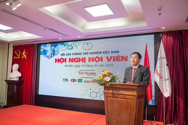PGS.TS. Đỗ Quang Huy báo cáo tại hội nghị.
