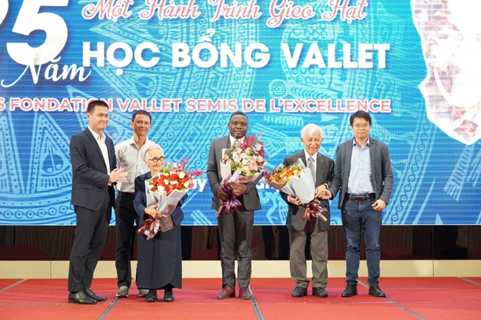 Đại diện cựu sinh viên, học sinh nhận học bổng Vallet tặng hoa tri ân GS. Trần Thanh Vân, GS. Lê Kim Ngọc và TS. Espéran Padonou.