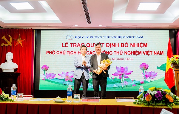 Ra mắt vị trí Phó chủ tịch Hội đối với ông Võ Văn Tân, Chủ tịch Công ty xăng dầu Khu vực II;