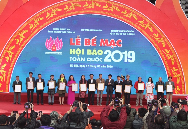 Phó Tổng biên tập Nguyễn Hữu Dũng (đứng thứ 4 từ bên phải sang) nhận giải thưởng từ Ban tổ chức