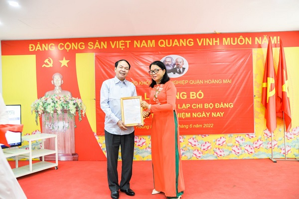 Đồng chí Lê Minh Sơn đón nhận Quyết định thành lập Chi bộ Tạp chí Thử nghiệm Ngày nay do đồng chí Lê Tuyết Hương chuyển trao