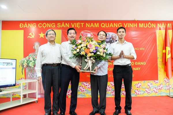 TS Nguyễn Hoàng Linh (Thứ 2 từ trái qua phải ảnh) tặng hoa chúc mừng Chi bộ Tạp chí Thử nghiệm Ngày nay