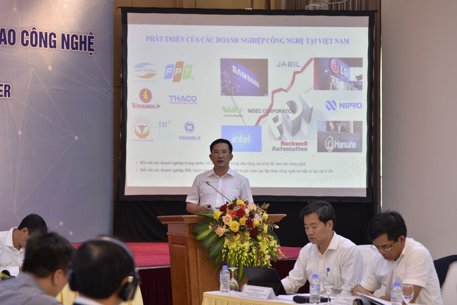 Phó Vụ trưởng Vụ Công nghệ cao (Bộ Khoa học và Công nghệ) Nguyễn Lê Hùng trình bày tham luận tại hội thảo.