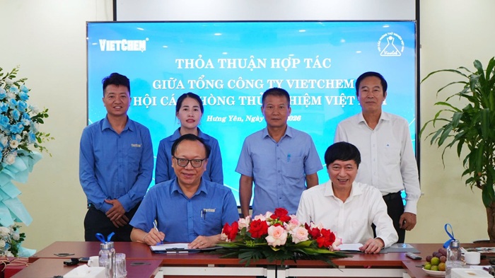 Chủ tịch HĐQT Nguyễn Đức Việt và GS.TS. Nguyễn Văn Nội  Ký kết thoả thuận hợp tác tại Nhà máy Tân Thành