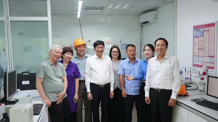 GS.TS. Nguyễn Văn Nội và các Giáo sư đầu ngành tham quan phòng Lab