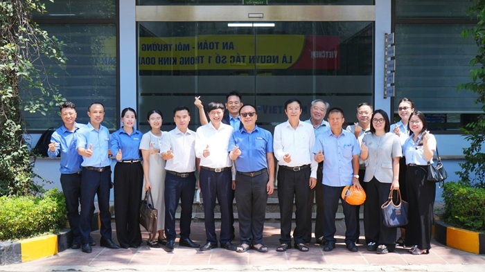 Khách mời chụp ảnh kỷ niệm cùng VIETCHEM sau lễ ký kết tại Nhà máy