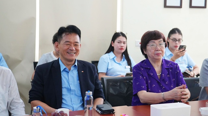 Ông Cho Jae Jin và GS.TS. NGND Đặng Thị Kim Chi tại lễ ký kết