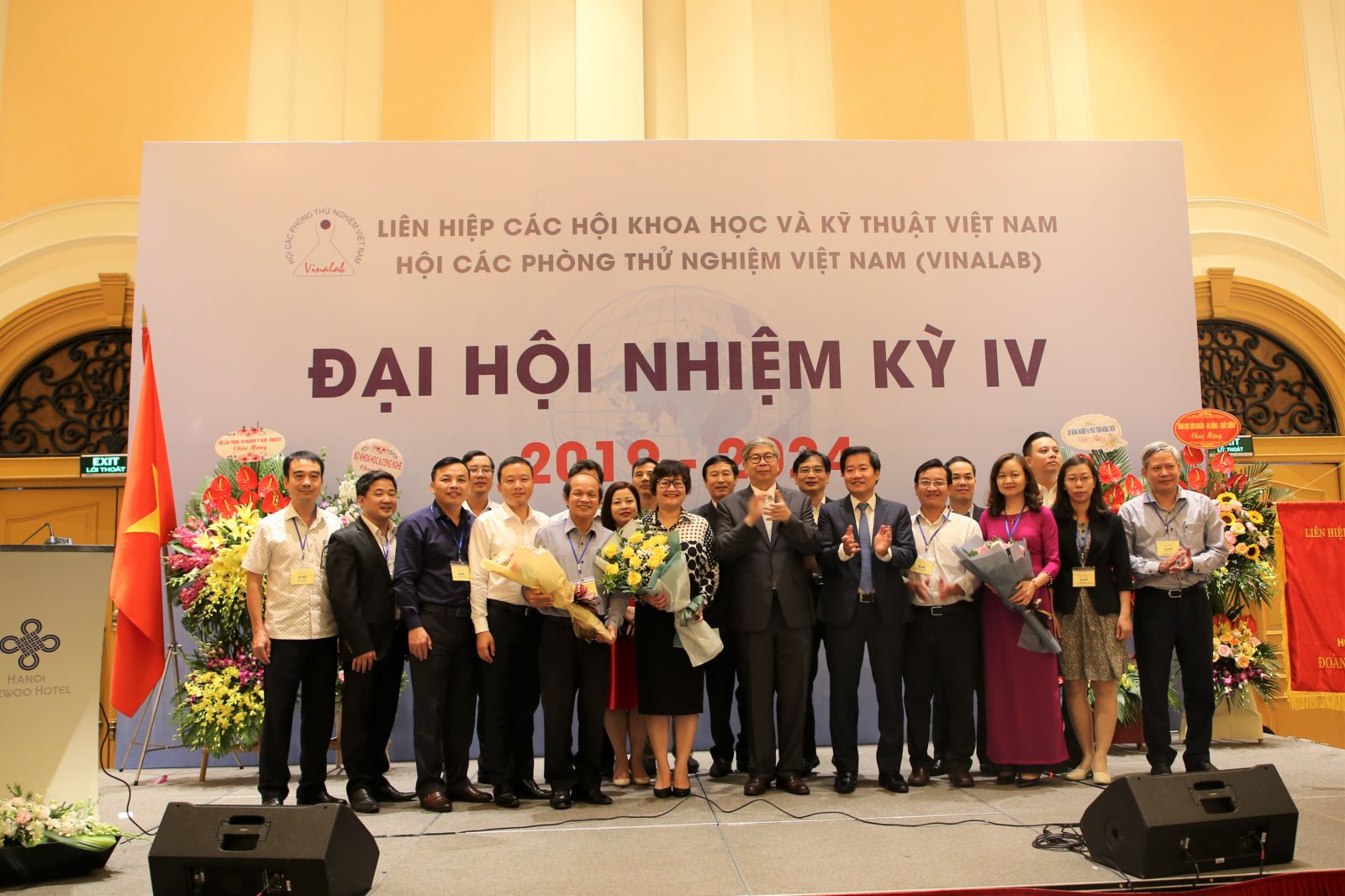 GS.TS Đặng Vũ Minh chúc mừng các đồng chí trong BCH VinaLAB Khóa IV. Ảnh Vũ Hải