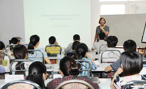 Giảng viên Anne Graendsen giới thiệu nội dung mới liên quan đến PT trong thử nghiệm