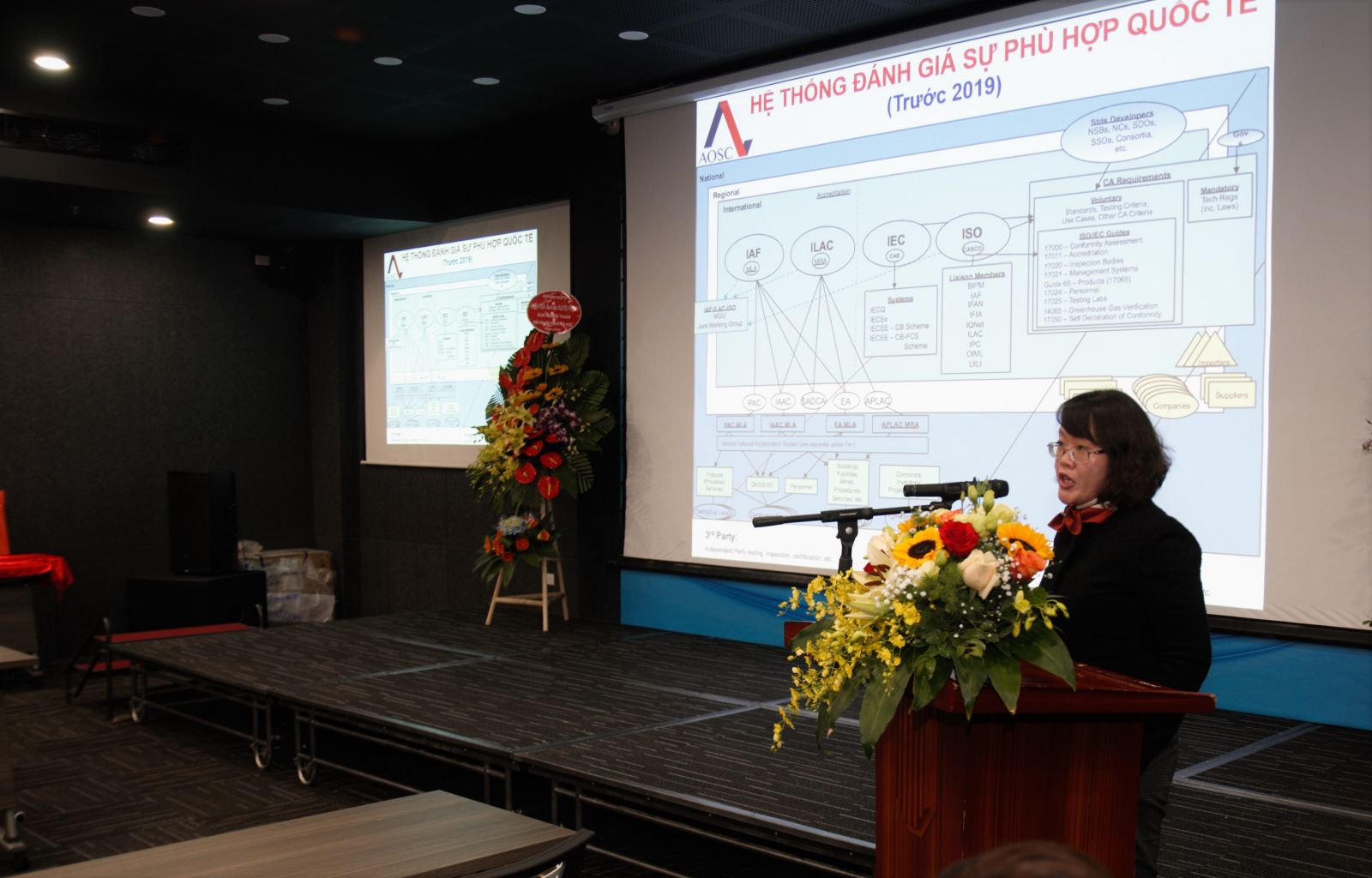 Bà Nguyễn Thị Trang Nhung, Văn phòng Công nhận năng lực đánh giá sự phù hợp về tiêu chuẩn chất lượng (AOSC) trình bày báo cáo tại hội thảo.