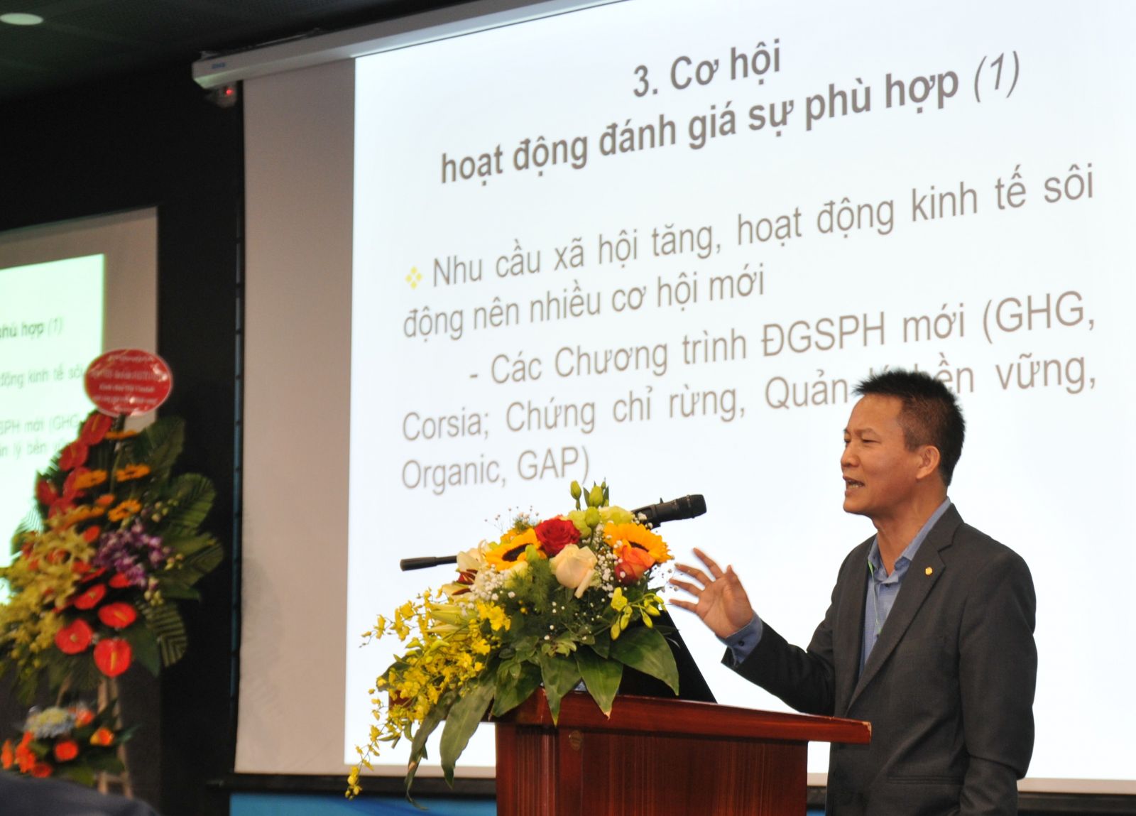 Ông Vũ Xuân Thủy, Giám đốc Văn phòng công nhận (BoA) trình bày báo cáo 