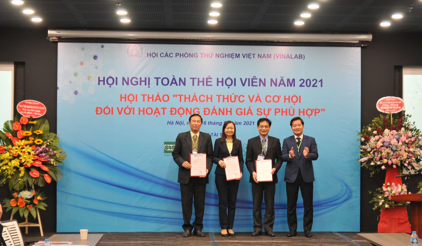 Chủ tịch Hội VinaLAB Nguyễn Hoàng Linh trao Quyết định bổ nhiệm các Trưởng ban 