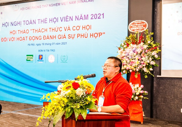 Phó chủ tịch Nguyễn Hữu Dũng báo cáo