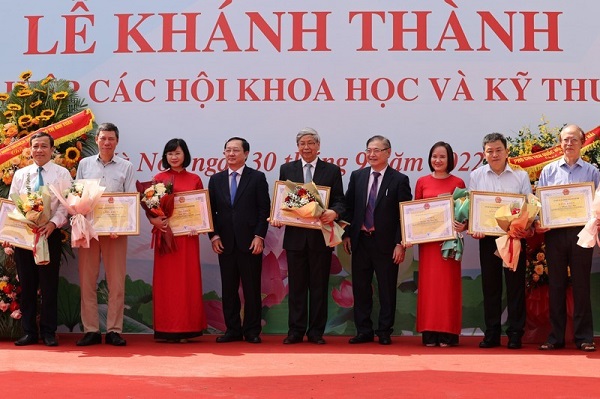 Lãnh đạo Liên hiệp các Hội Khoa học và Kỹ thuật Việt Nam tặng Bằng khen cho 3 tập thể và 17 cá nhân.