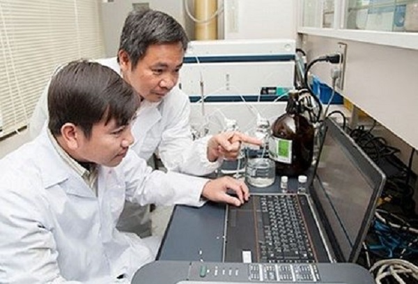 PGS. Trần Đăng Xuân cùng đồng nghiệp tại Phòng thí nghiệm sinh lý, thực vật và hóa sinh.