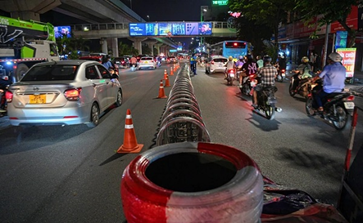 Lắp đặt dải phân cách làn riêng trên đường Nguyễn Trãi